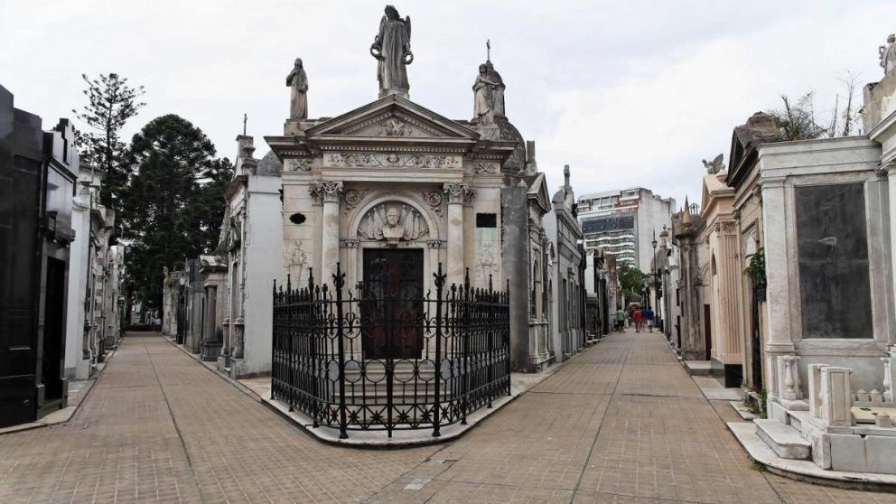 Todavía restan identificar 160 cuerpos en diferentes cementerios del país.