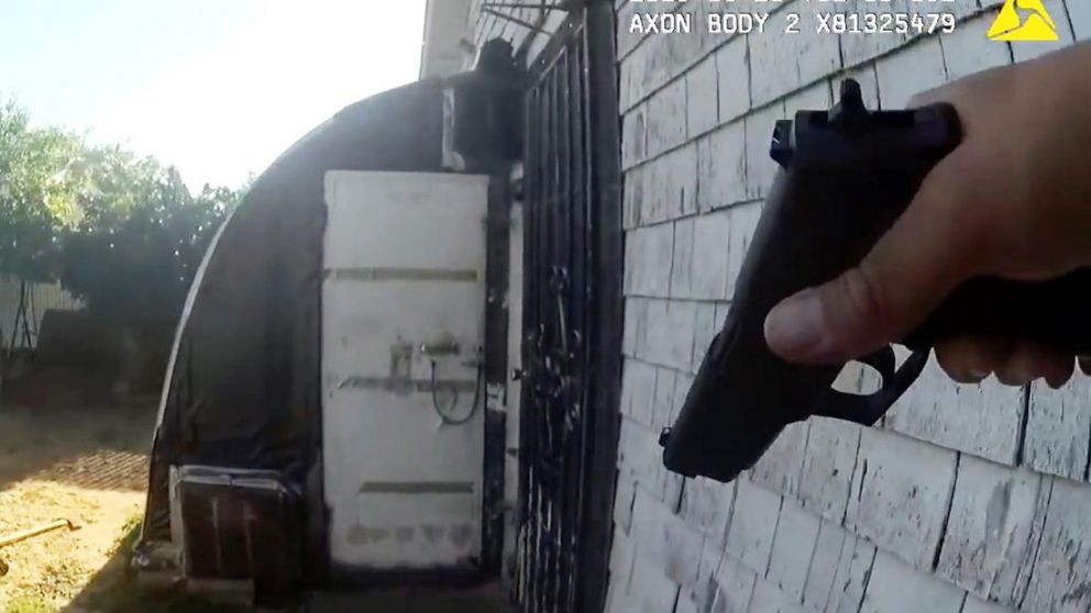 El momento en que uno de los efectivos se acerca al hombre armado.(Captura de video).