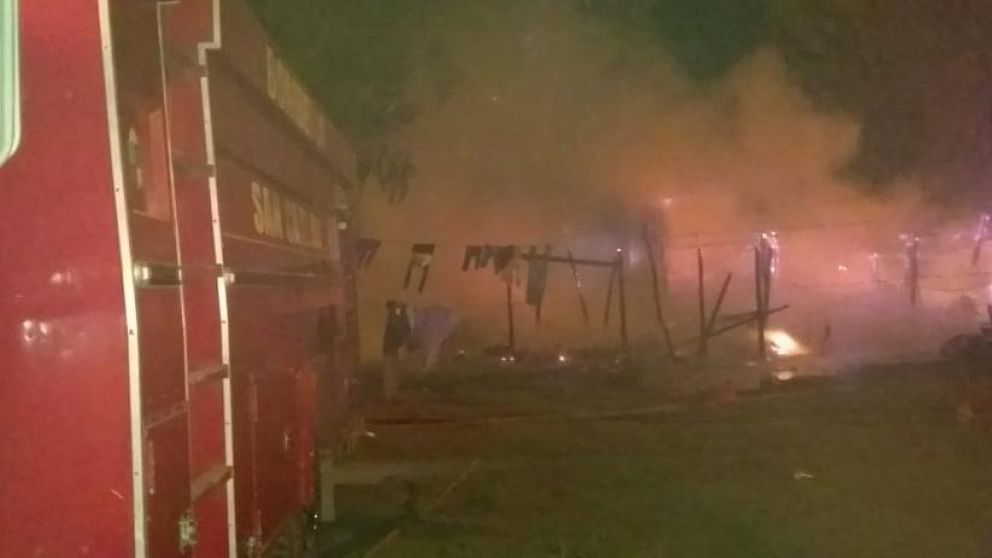 Los bomberos tardaron horas en apagar las llamas (Gentileza: Coco Digital).