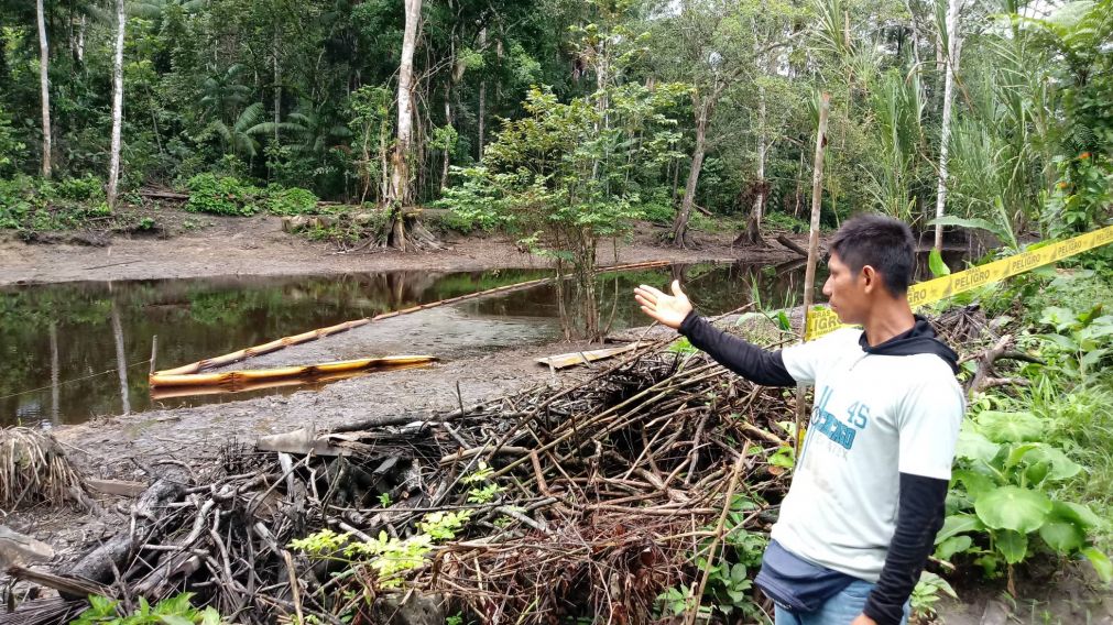 La poblaci�n est� recogiendo el agua de antiguos pozos, tambi�n contaminados (Gentileza: El Pa�s). 