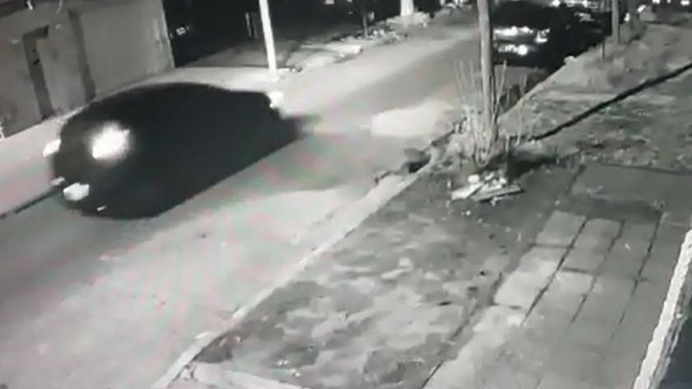 La cámara registró el auto que interceptó al subcomisario e intentó robarle (Foto: Captura).