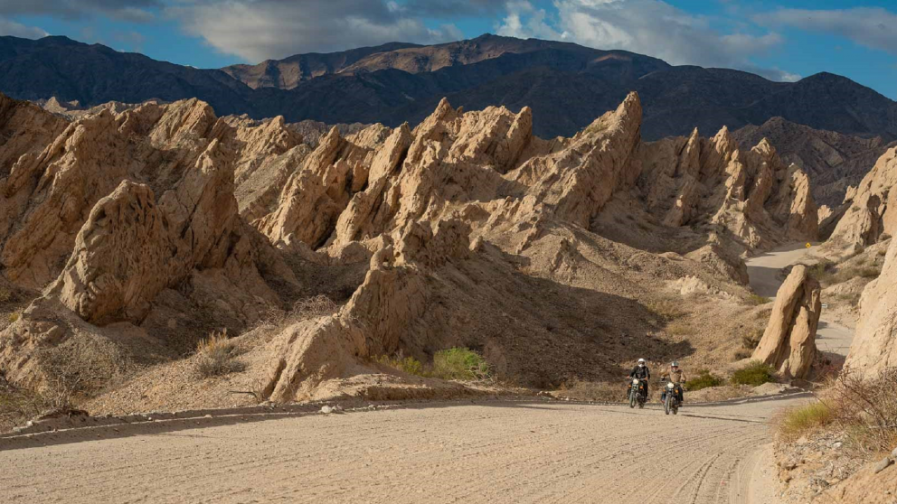 Las formaciones rocosas crean un paisaje imponente que impacta desde el primer momento.