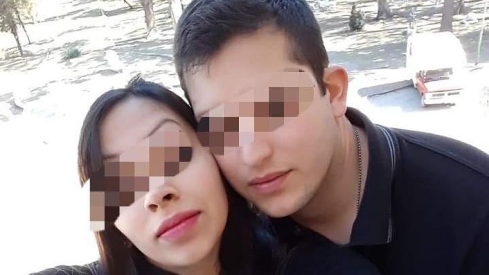 La mujer recibió un disparo en la cabeza que le causó la muerte.