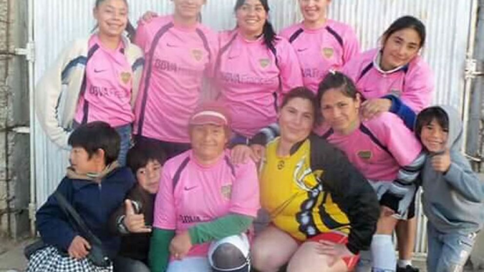 Equipo familiar: Patricia (de gorrita) posa junto a sus hijas y nietas.