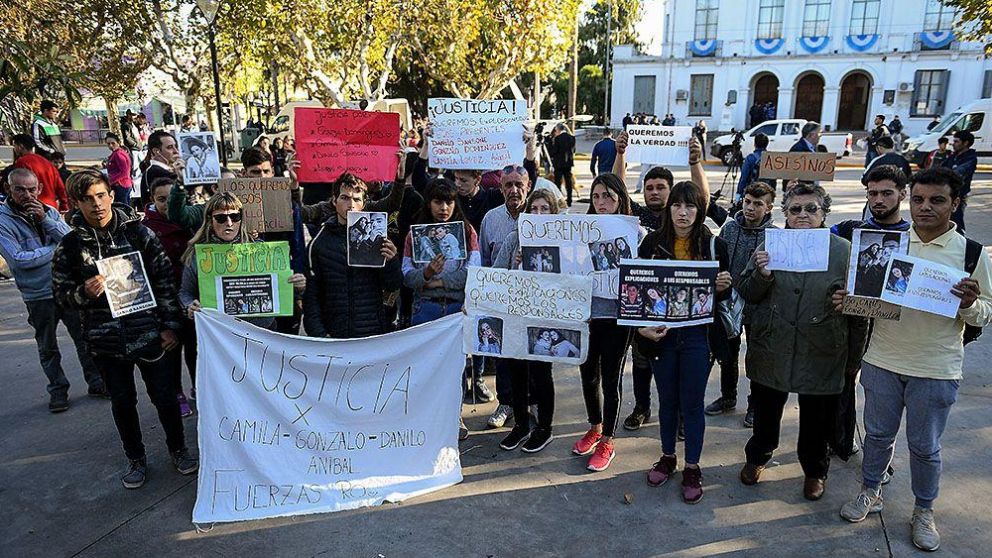 Con pancartas y fotos de las víctimas manifestaron por las calles de la ciudad.