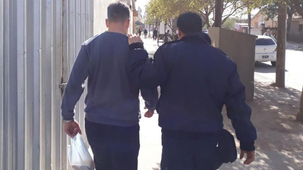 Por las redes sociales le enviaba mensajes a las adolescentes. (Gentileza: El Liberal)