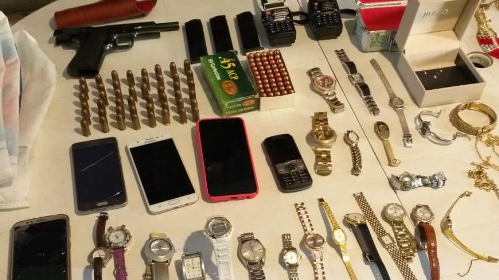 Incautaron dos pistolas calibres 11,25 y 9 milímetros y más elementos.