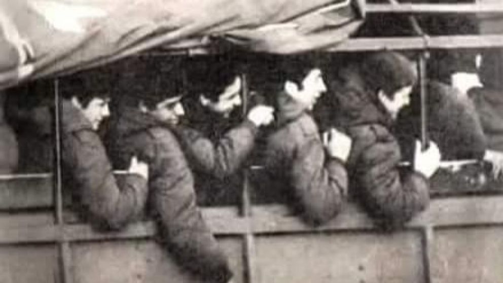 Jorge (el segundo de izquierda a derecha) en el momento en que deciden saludar al pueblo de Puerto Madryn. .