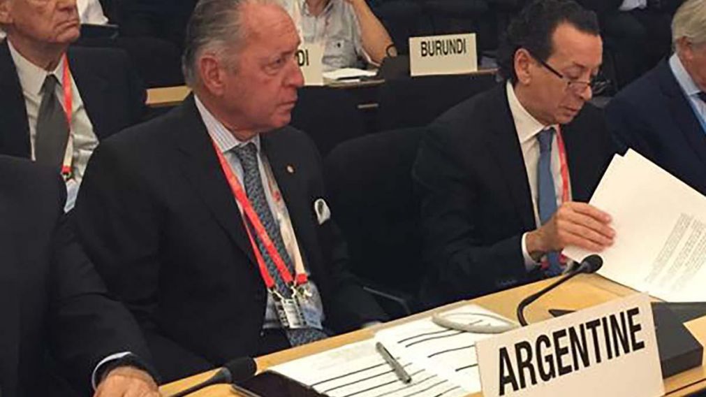 El ministro, en Ginebra, junto al vice de la UIA, Daniel Funes de Rioja. 