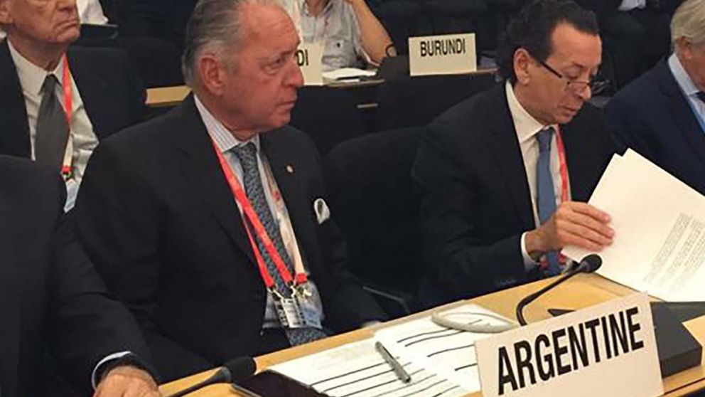 El ministro, en Ginebra, junto al vice de la UIA, Daniel Funes de Rioja.