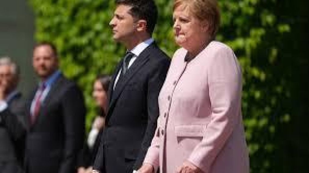 Ángela Merkel no pudo controlar sus temblores mientras sonaba el himno.