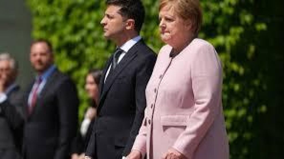Ángela Merkel no pudo controlar sus temblores mientras sonaba el himno.