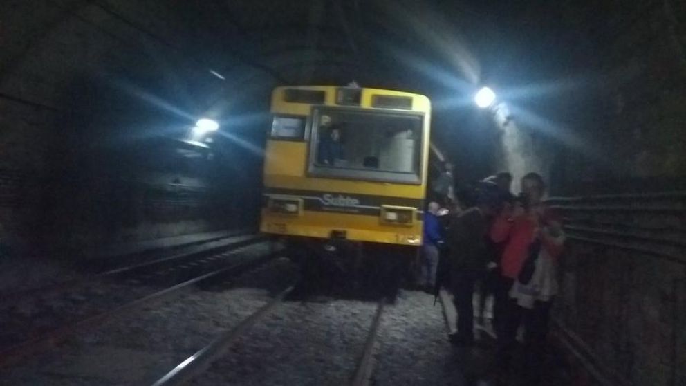 Los pasajeros debieron abandonar la formación del Subte E. (Twitter)