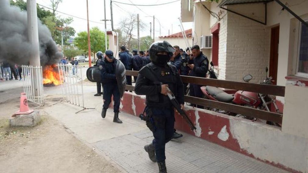 Tensión con la policía en el pedido de justicia que hubo el lunes (gentileza El Liberal).