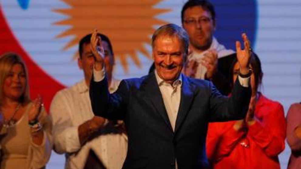 Schiaretti, en Córdoba, símbolo de la nacionalización de los comicios.