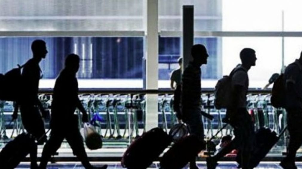 Los j�venes parten de Ezeiza con sus valijas y esperanzas a cuestas. 