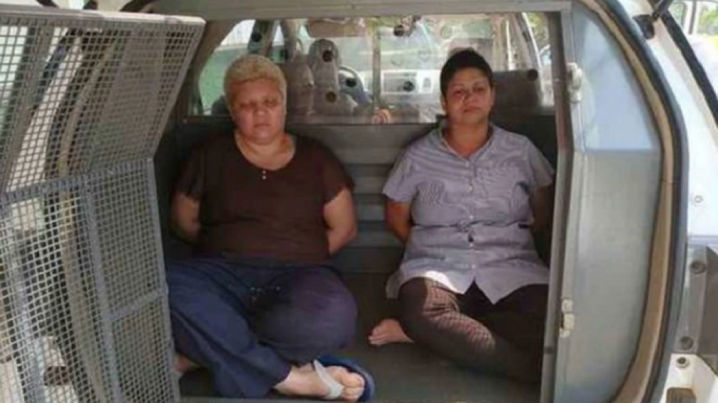 La madre y la madrasta del joven asesinado. (Gentileza: cronio.sv).