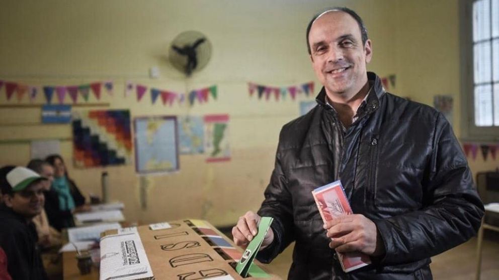 José Corral emitió su voto en una escuela de Santa Fe Capital (Foto: @josecorralSF).