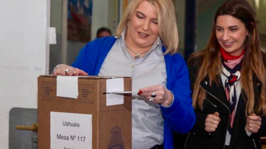 La ejecutiva provincial emitió su voto en la Escuela Nro 22, junto a su hija Macarena (Twitter).