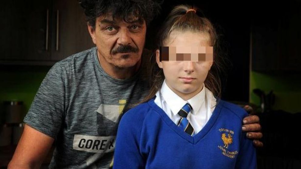 El hombre junto a su hija de 14 años.