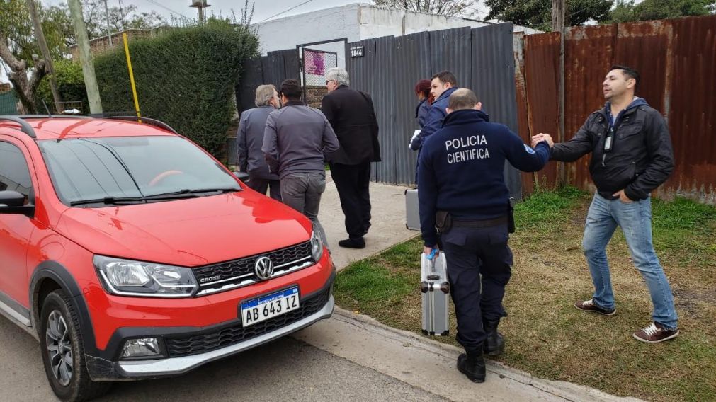 Efectivos llegaron al lugar del crimen tras un llamado de la hija de la víctima.