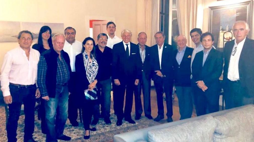 Fueron recibidos por el embajador.