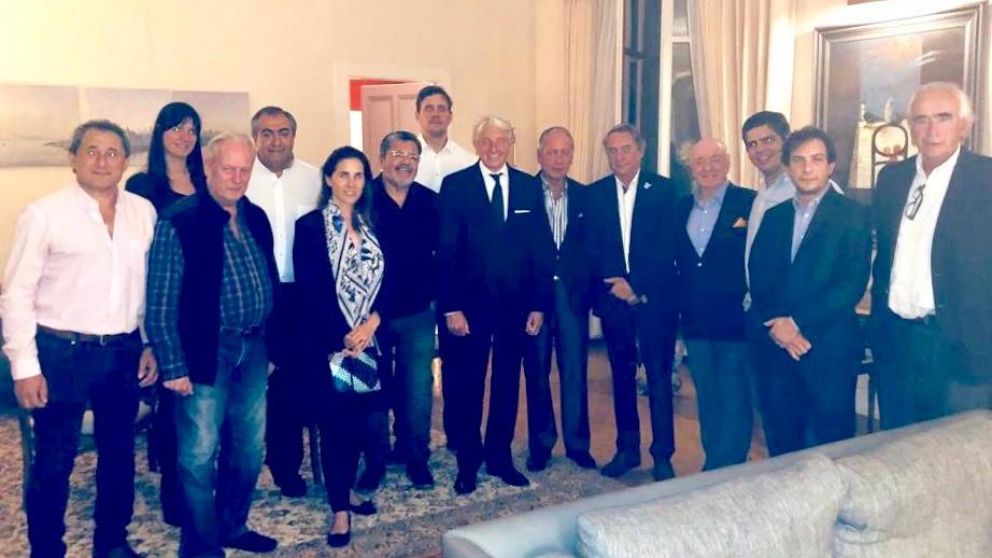 Fueron recibidos por el embajador.