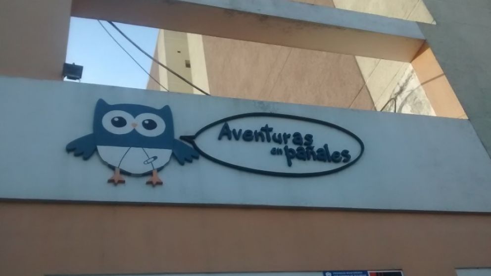 Los padres de esta niña vieron en imágenes de las cámaras de seguridad cómo su hijita era zamarreada y casi 'estampada contra su huevito" en la sala.