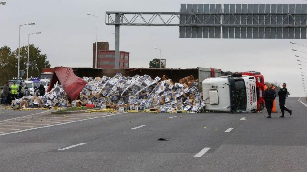 Vecinos aprovecharon el accidente y se llevaron parte de la mercadería (Gentiliza Rosario3).