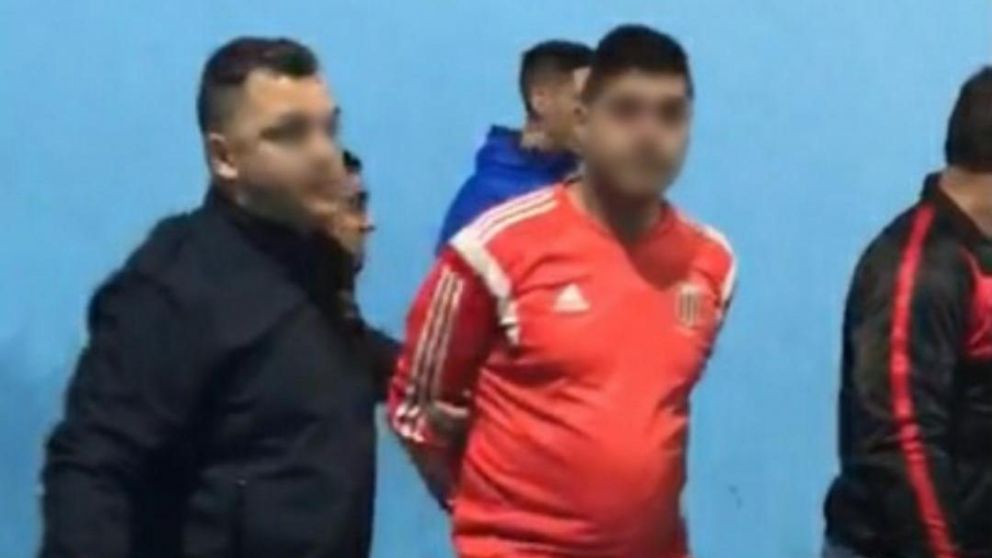 El sujeto fue sorprendido en plena cancha de paddle.