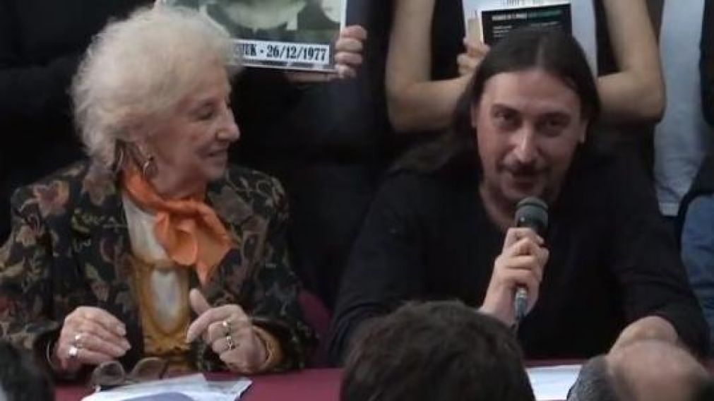 Estela de Carlotto comandó la conferencia junto al nuevo nieto recuperado, Javier Matías Darroux Mijalchuka.