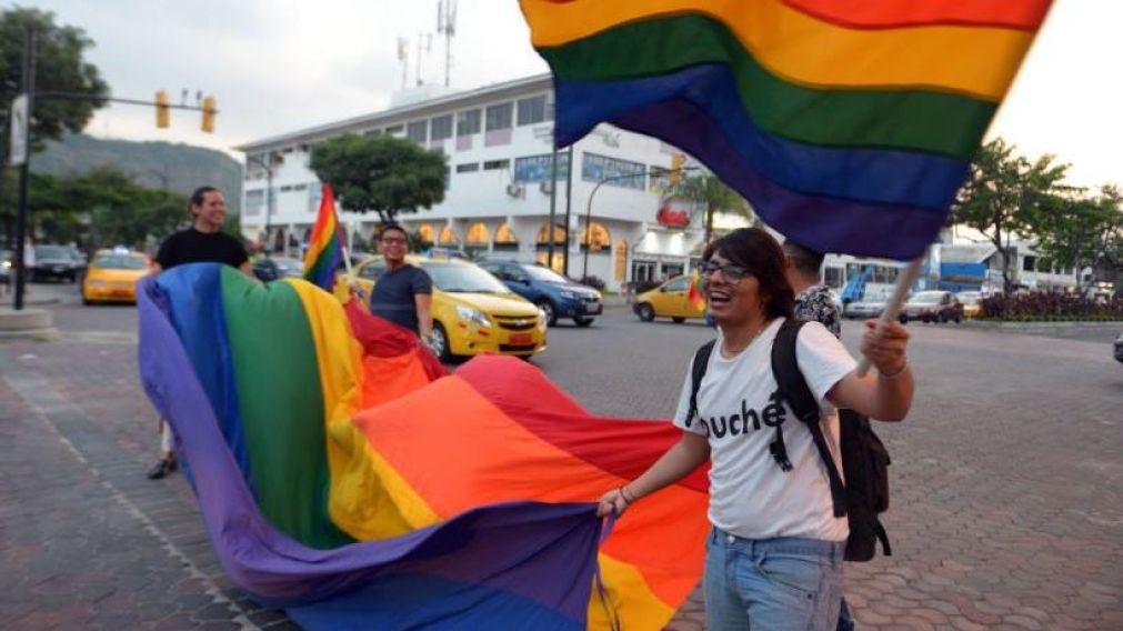 Activistas festejan la resolución de la Corte Constitucional de Ecuador (Foto: @La2noticias_tve)