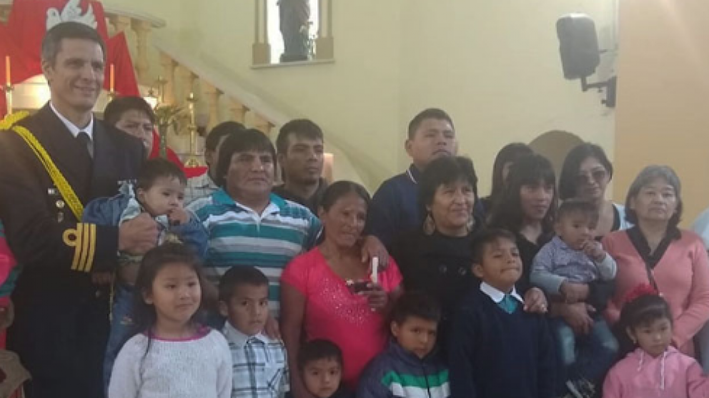 El pequeño Benjamín junto a su familia y el representante presidencial.(Gentileza: Qué Pasa Jujuy)