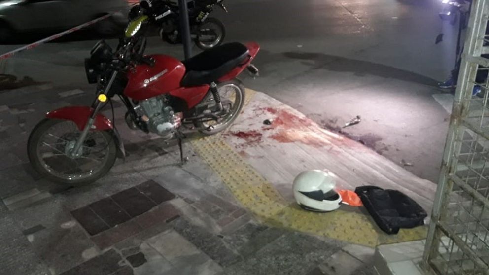 El hombre quiso huir pero la grave herida no se lo permitió.