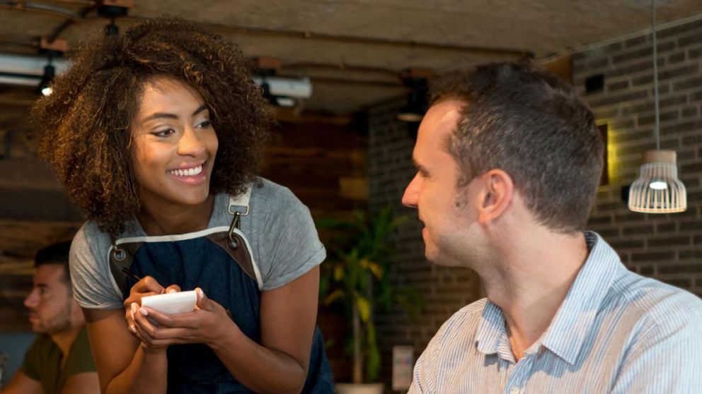 La moza no perdon� al cliente y le cobr� un importe extra por sus bromas.