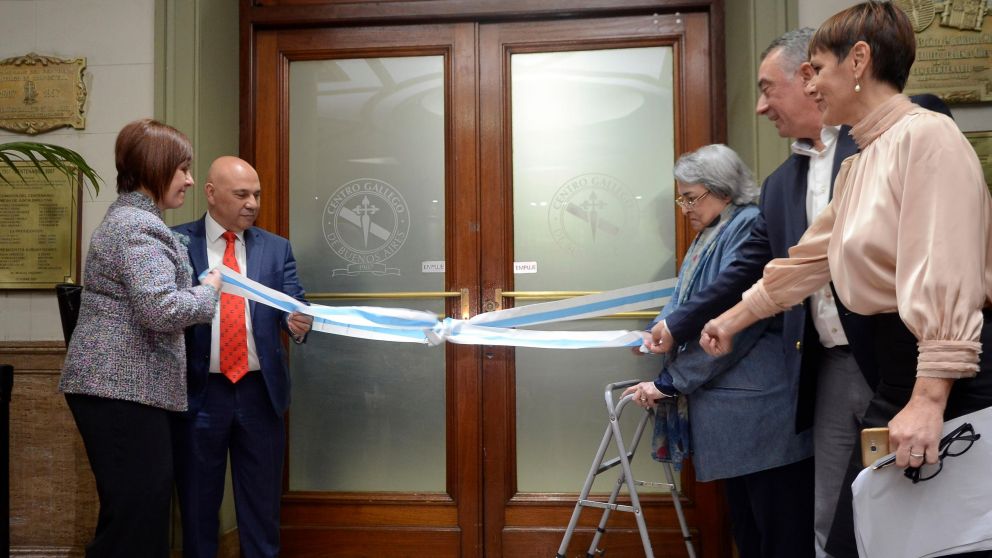Antes de abrir las puertas del salón central, se llevó adelante el corte de cintas (Crónica/Fernando Pérez Re).