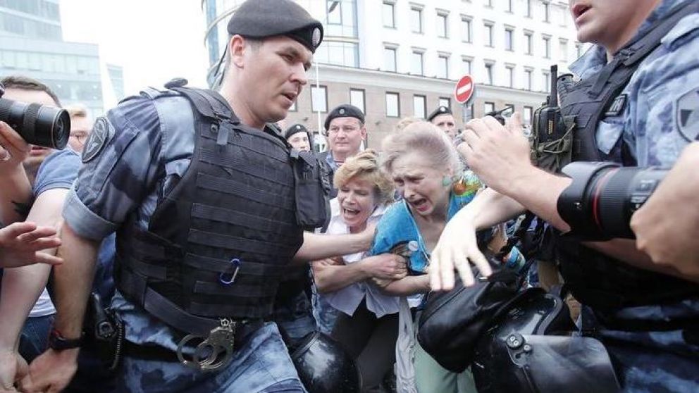 Se registraron violentos incidentes durante la marcha. (Foto: Reuters).
