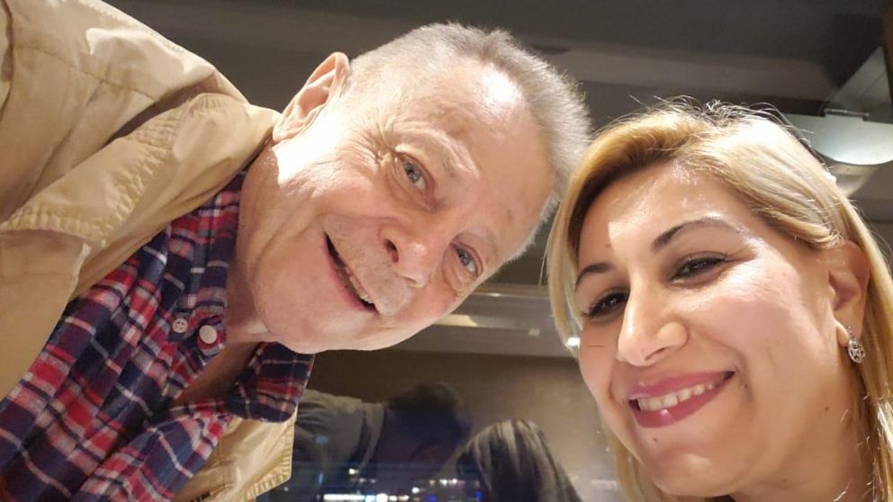 El hombre y su esposa, antes de la complicada situación.