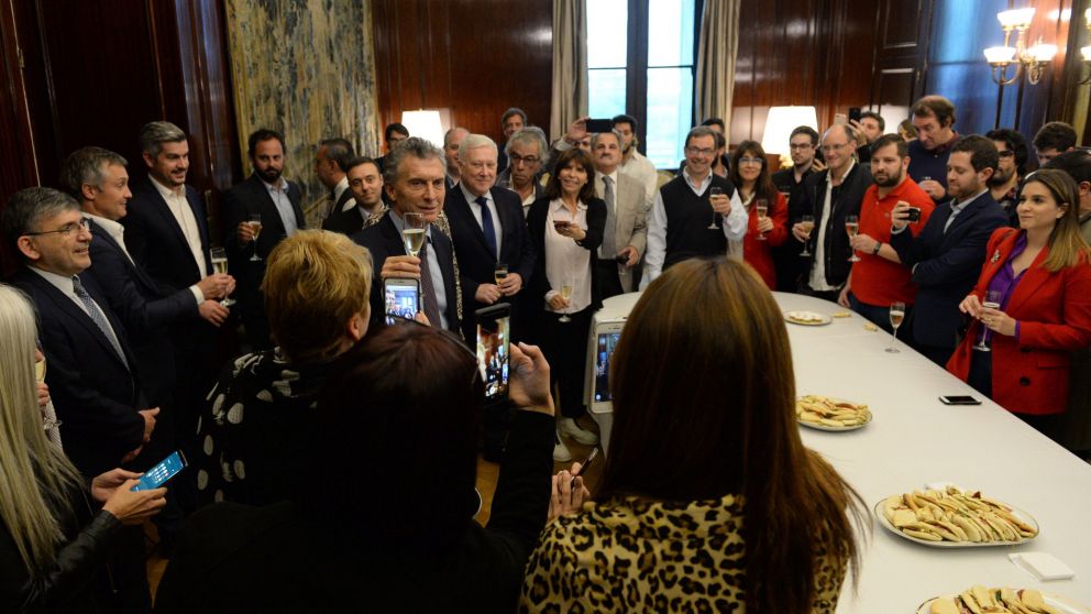 Macri estuvo unos minutos junto a los periodistas.