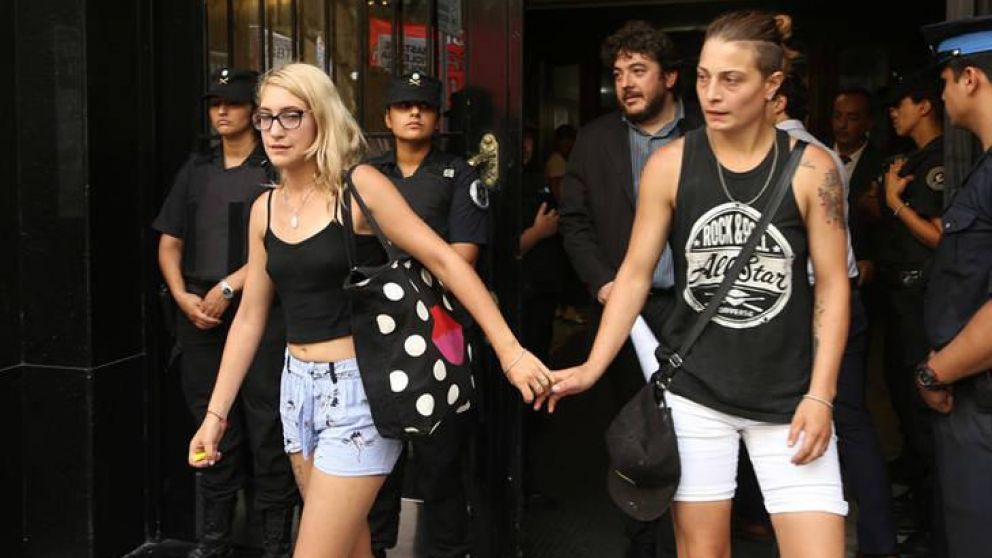 Mariana Gómez junto a Rocío Girat saliendo de Tribunales.