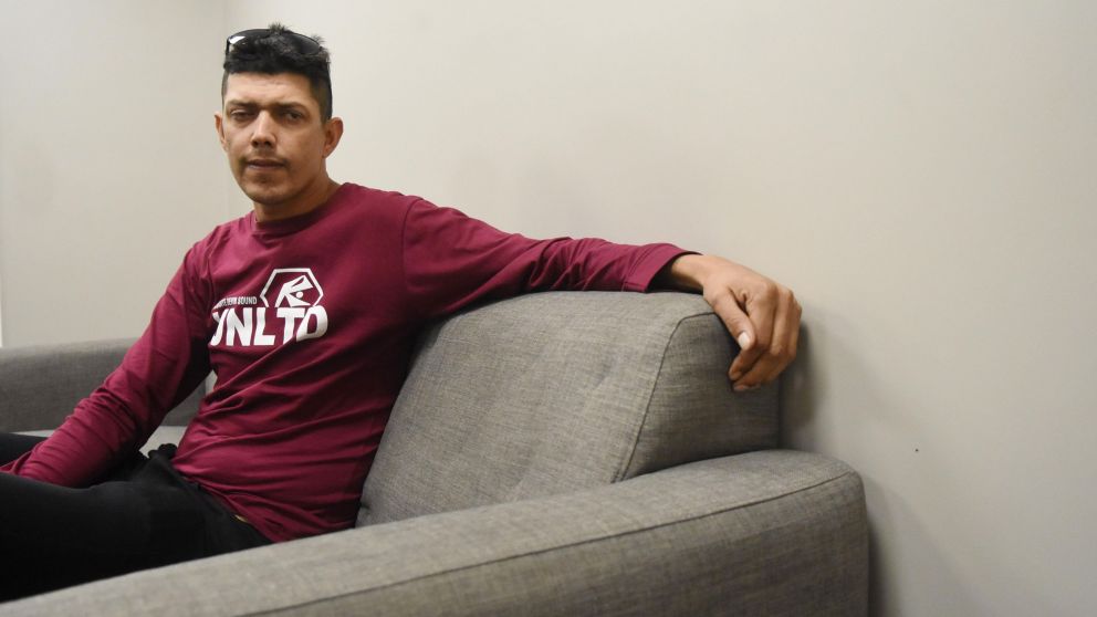 Osvaldo perdió el 95% de su vista. Su esperanza está en un tratamiento en China. (Foto: Pablo Villán)