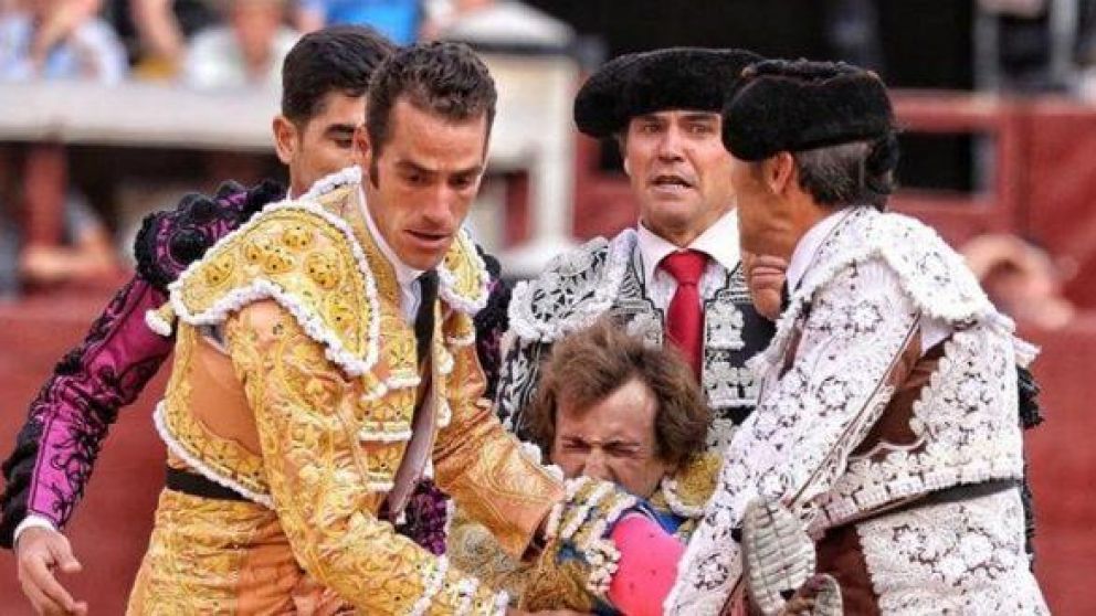 Rom�n Collado tuvo que ser asistido por los m�dicos de la plaza.