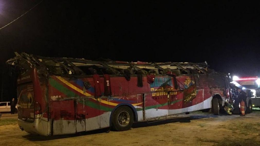 Así quedó el micro tras el accidente.