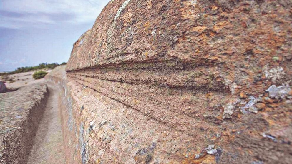 Los surcos están también en las paredes laterales, lo que abre un misterio aún más insondable.