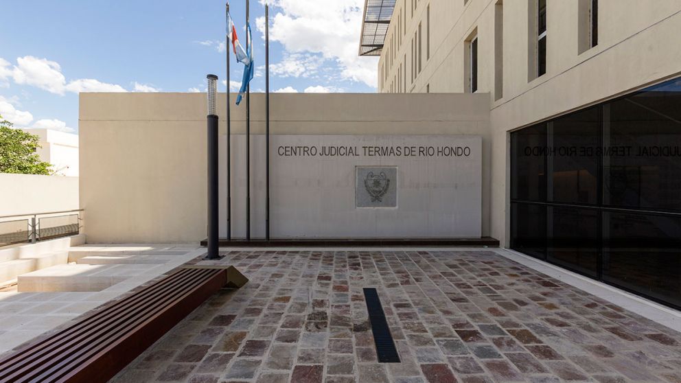 Esta acusado de “abuso sexual con acceso carnal agravado por la convivencia”.