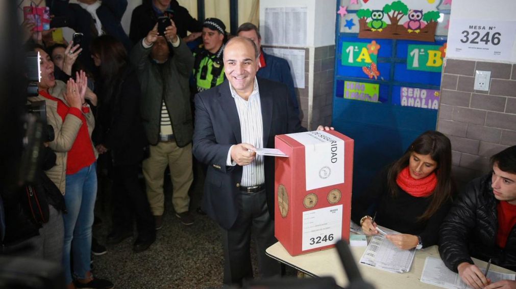 Manzur emitió su voto en una escuela en Yerba Buena (Foto: @JuanManzurOK).