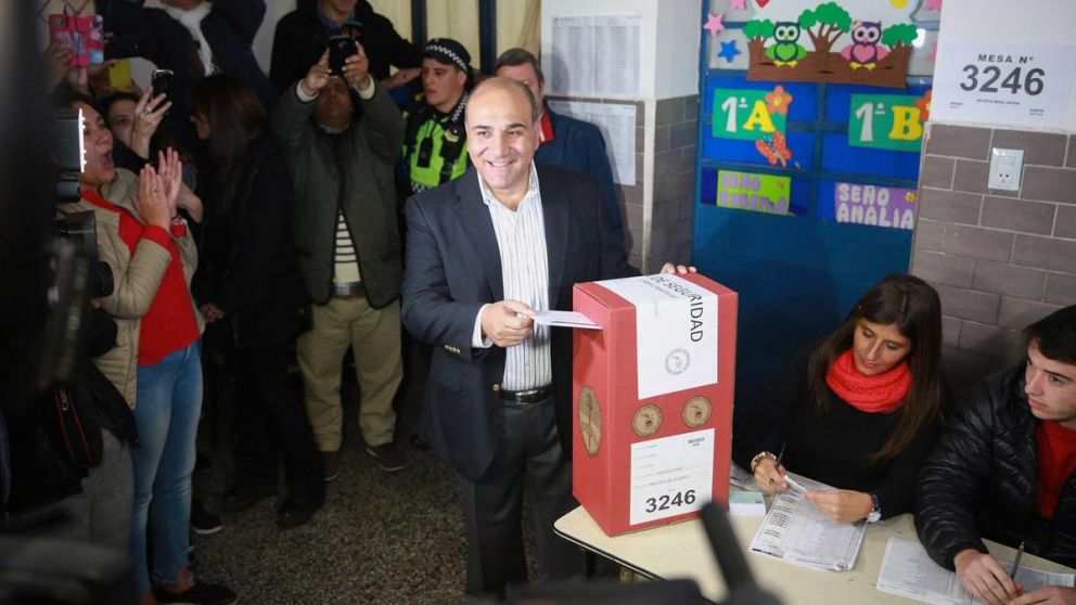 Manzur emiti� su voto en una escuela en Yerba Buena (Foto: @JuanManzurOK).