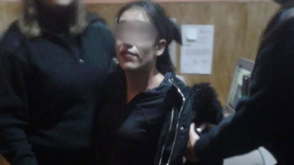 Así fue detenida la chica que intentó asesinar a su novia en una vivienda de Loma Hermosa.