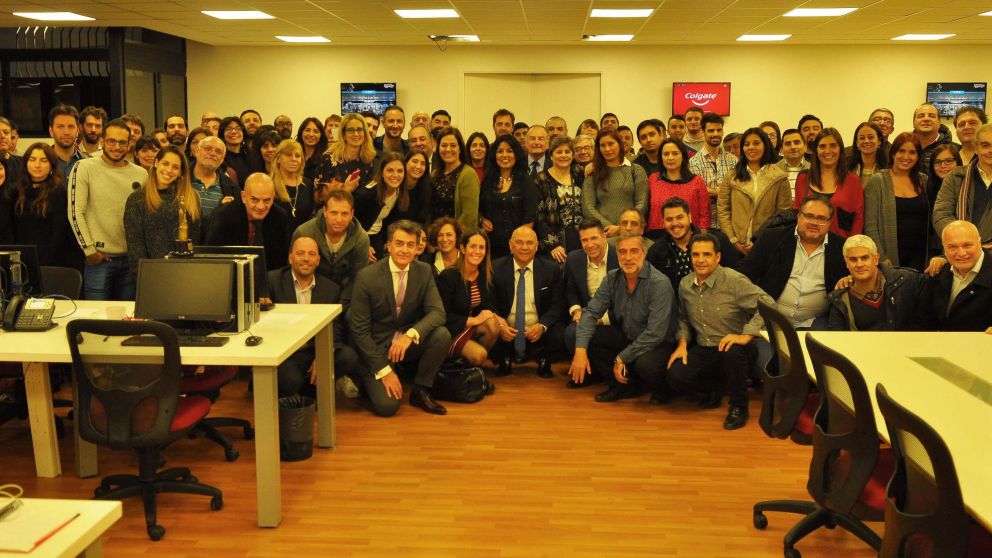 Gran parte del equipo de Crónica posando en las flamantes instalaciones. (Carlos Ventura-Crónica)