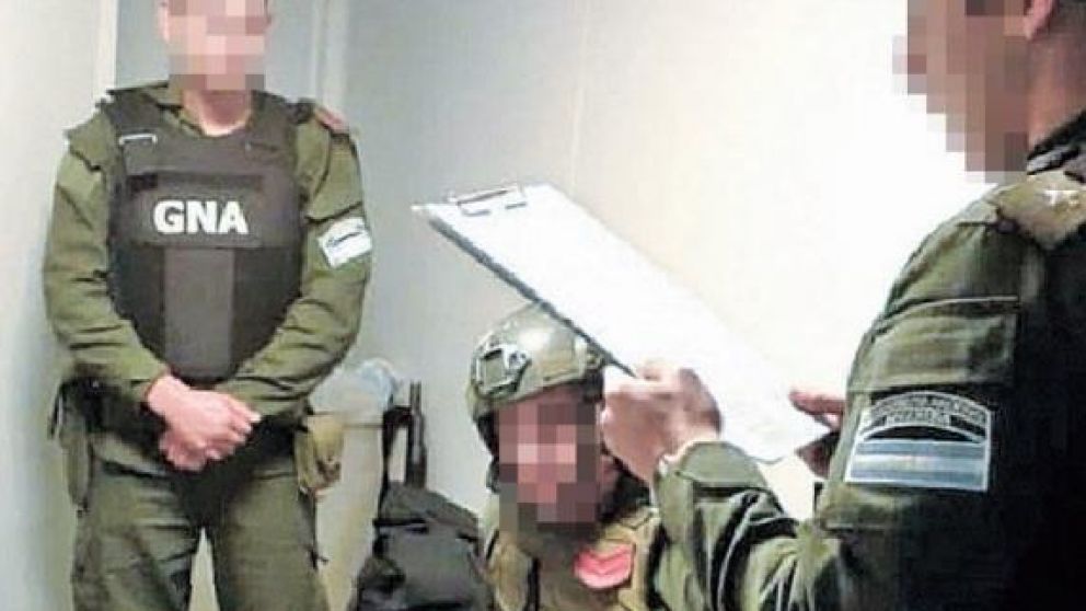 Dos agentes tras la detención de un tercer miembro de la fuerza.